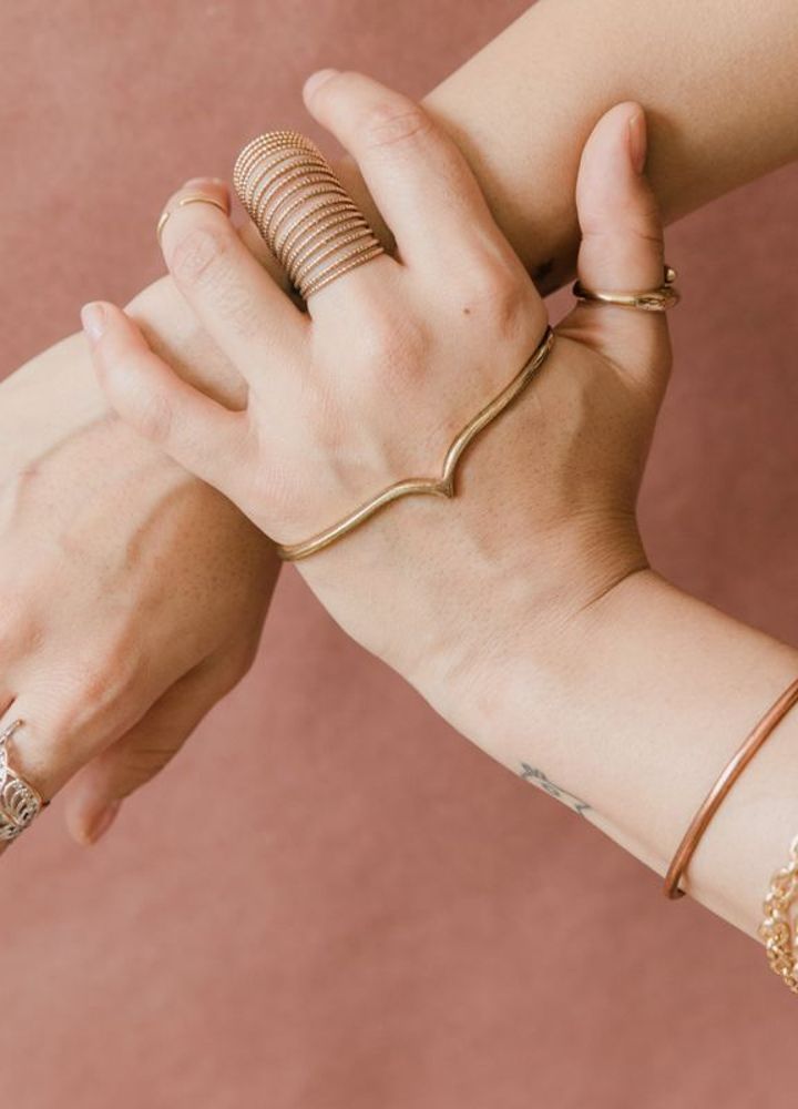 Anéis e pulseiras dourados
